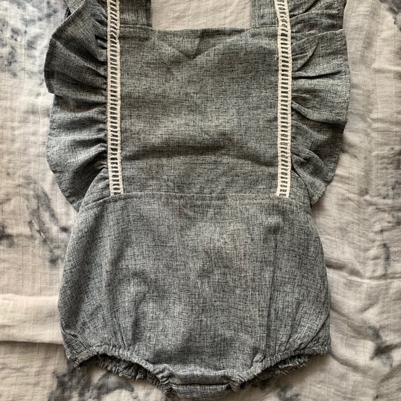 Other - 🖤NWOT Grey romper w/white embellishments SIZE 70